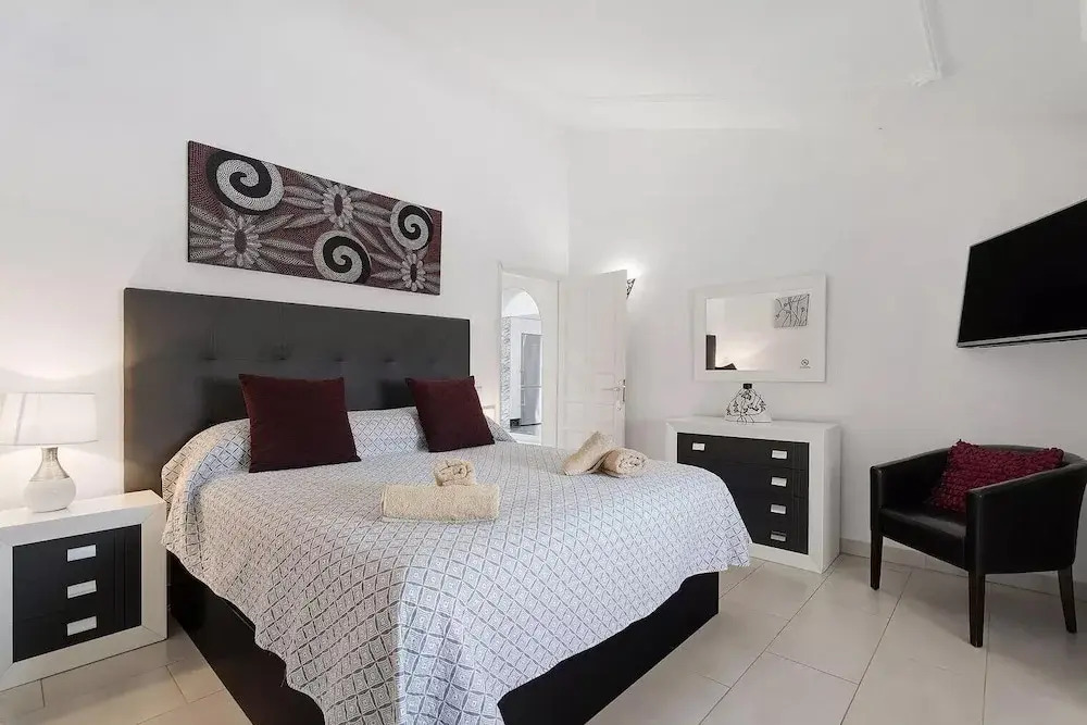 Exceptional 3 Bed Villa Malpas sleeps 6 h pool