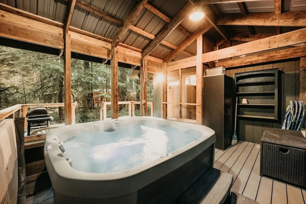 49sl - Hot Tub - Wifi - Fireplace - Sleeps 10 3 Bedroom Home by Redawning