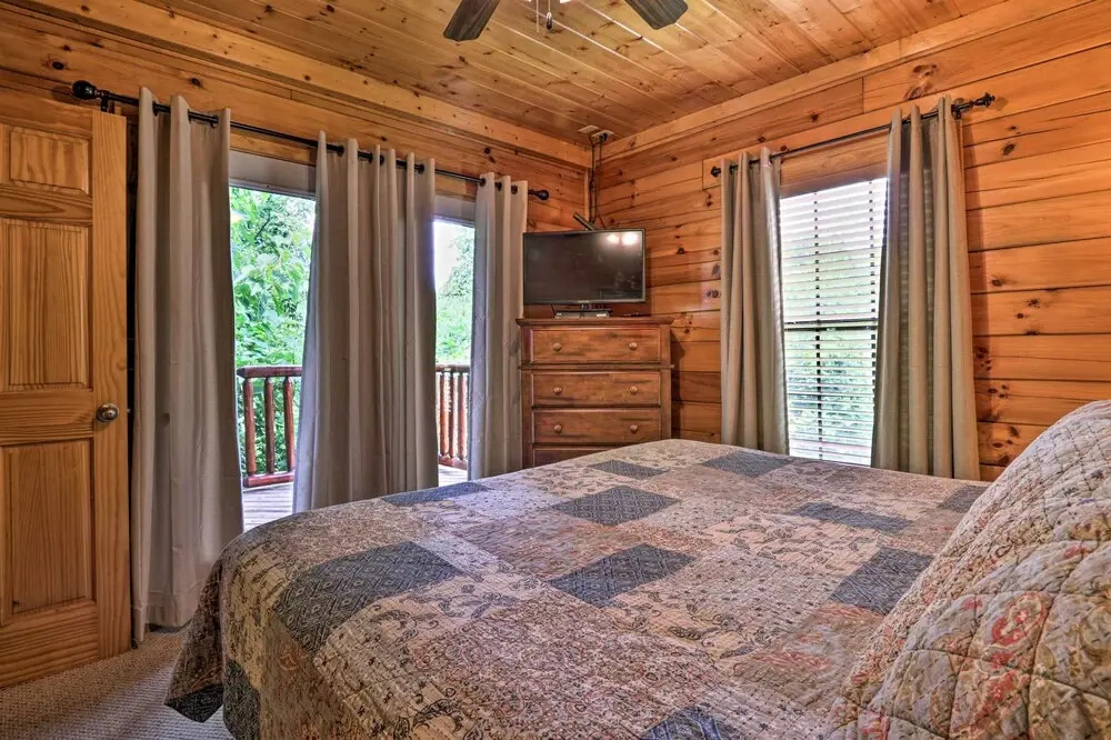 1 Mi to Dollywood: Quiet Cabin w/ Hot Tub!