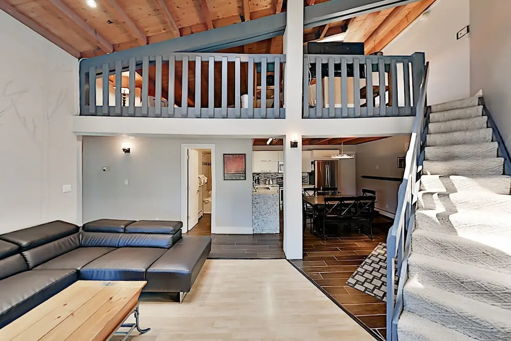 Top-floor Treehouse W/ Pool & Hot Tubs 2 Bedroom Condo