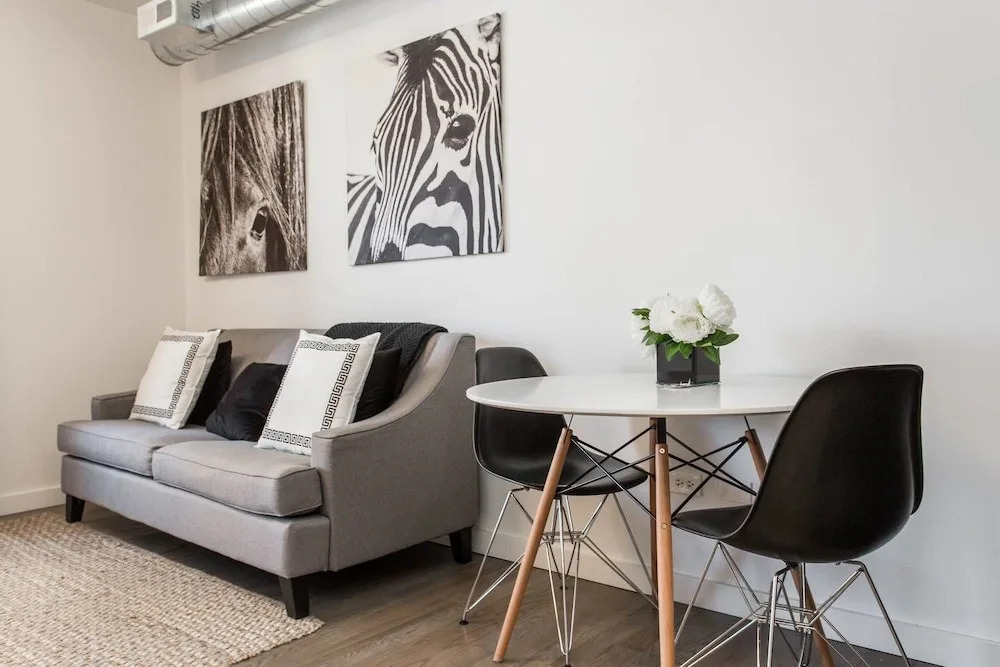 Black Walnut - Modern 1 BDR in Downtown