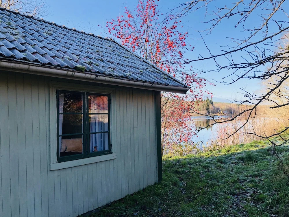 Tranquil Lakeside Cottage Retreat