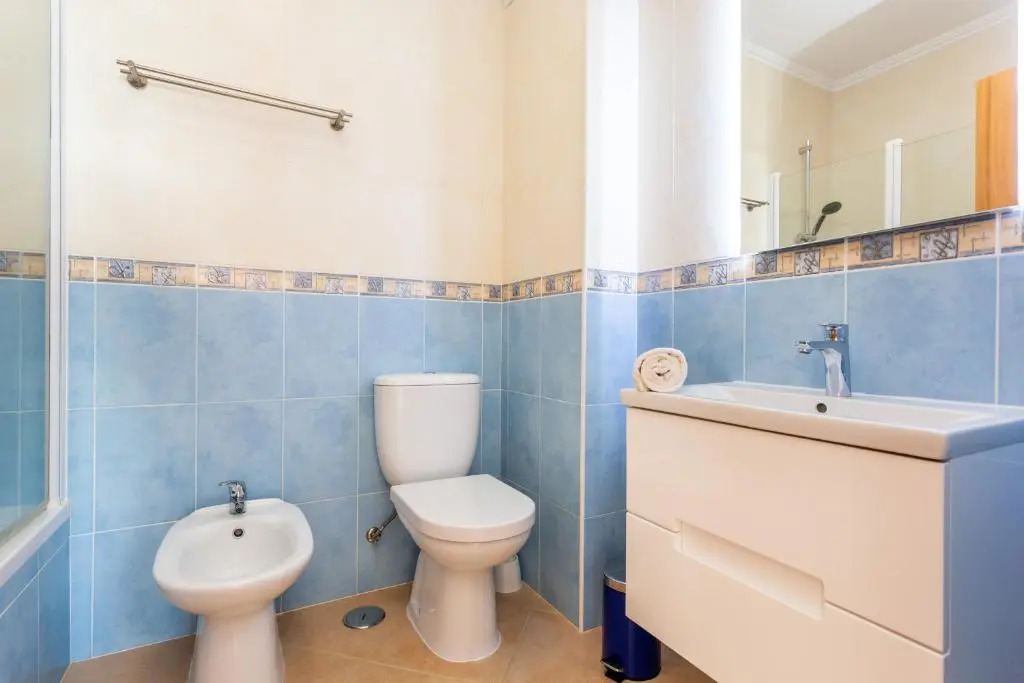 Lovely 2 bedroom apartment including pool, stunning ocean views & beach closeby