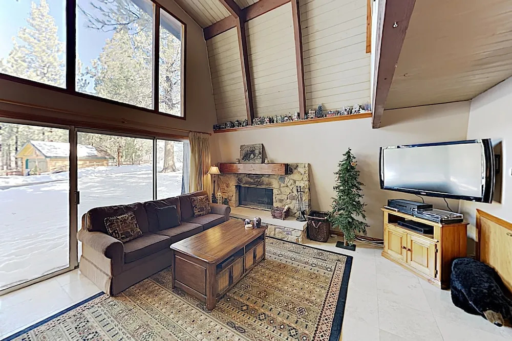 Cozy W/ Fireplace, Minutes To Skiing! 2 Bedroom Cabin