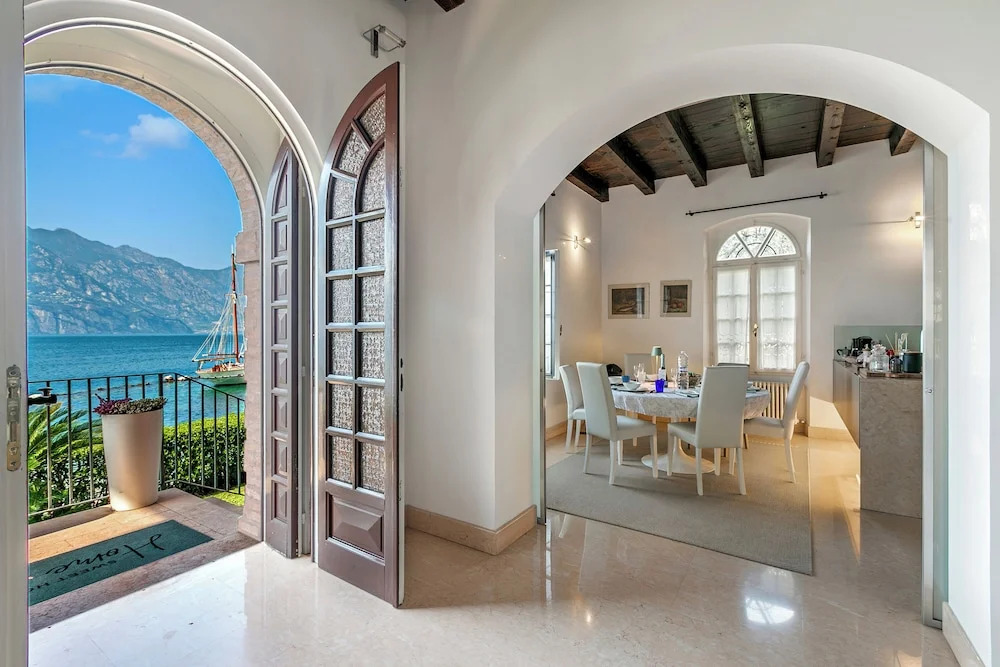 Villa Schlosser Lake Front & Private Pool