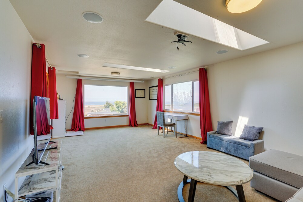 Seaside Eureka Vacation Rental w/ Bay Views!