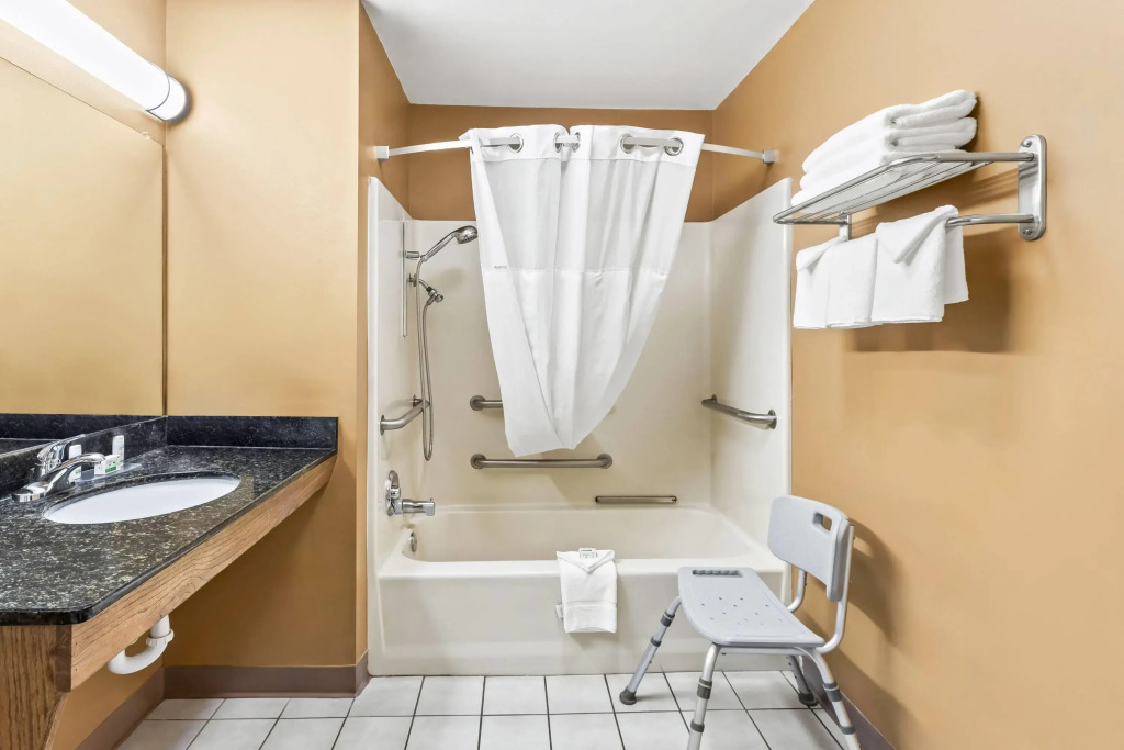 Baymont Inn and Suites - Forest City