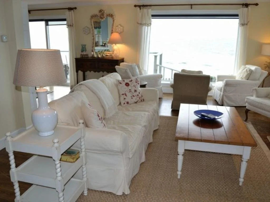Sea Cliff 3 Br cottage by RedAwning