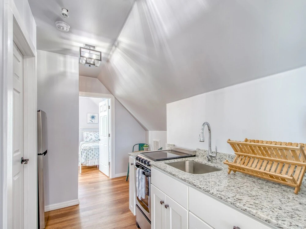 Chic Suite In Beautifully Updated Victorian 2 Bedroom Home