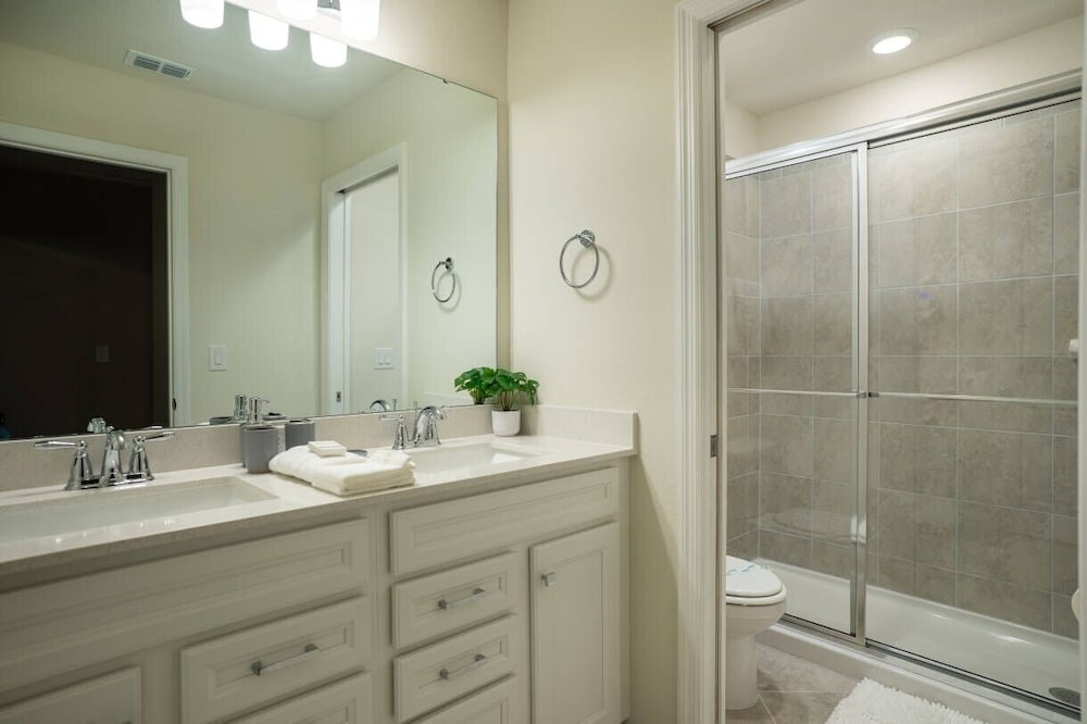 7BR Windsor Cay Home for 20 Guests