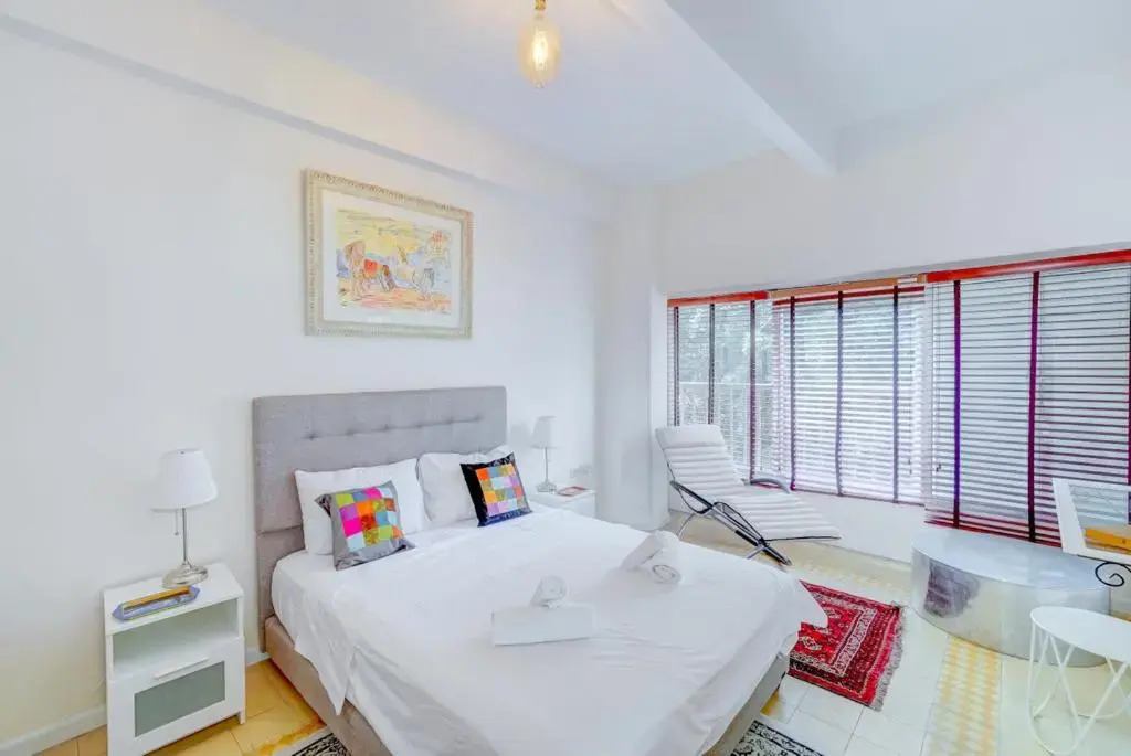 Charming spacious 4BR apt near the sea
