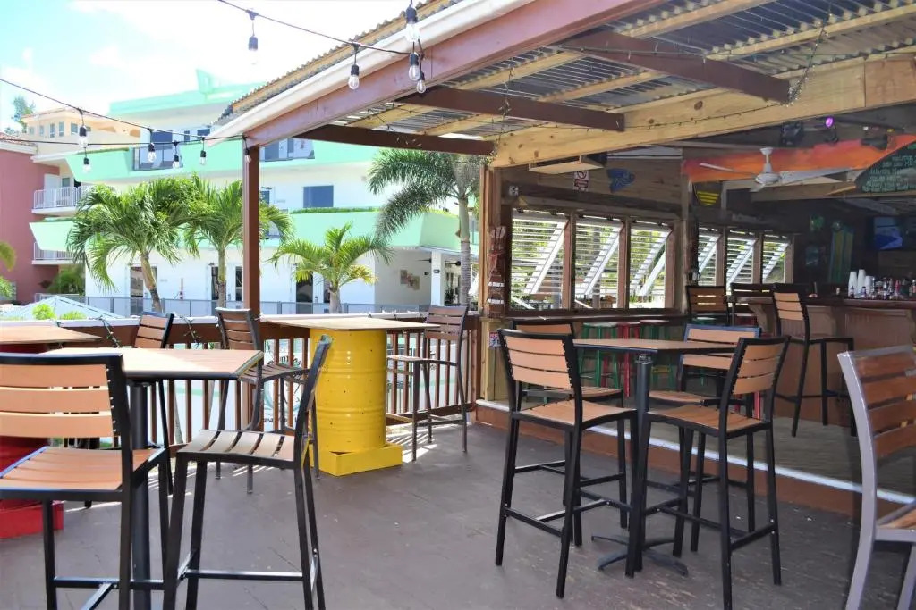 Casa Verde Hotel - Steps to the Beach, Pool, Restaurant & Bar