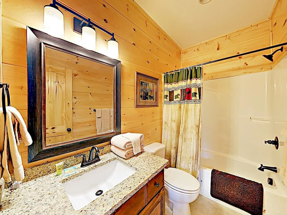 New Listing! Gorgeous W/ Mountain Views 3 Bedroom Cabin