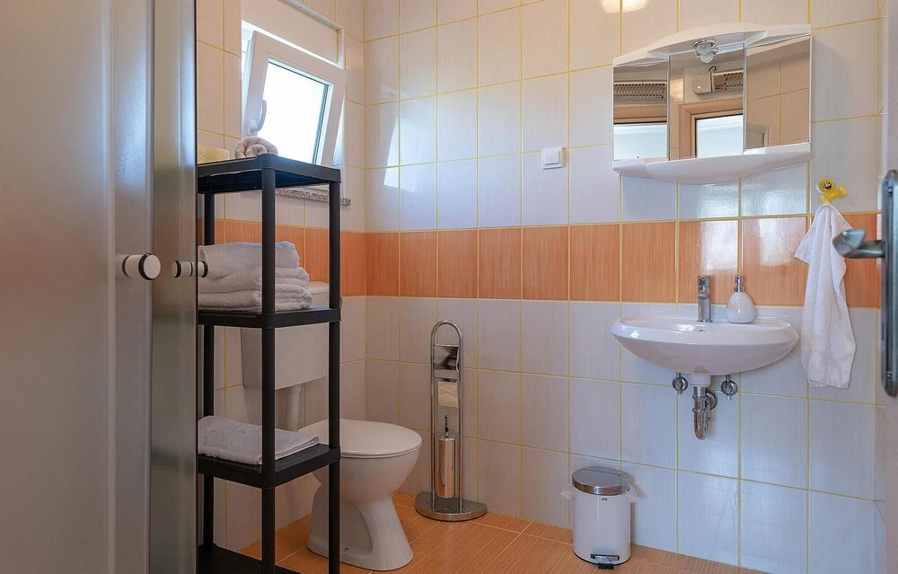 Cozy Home In Marcana With Wifi