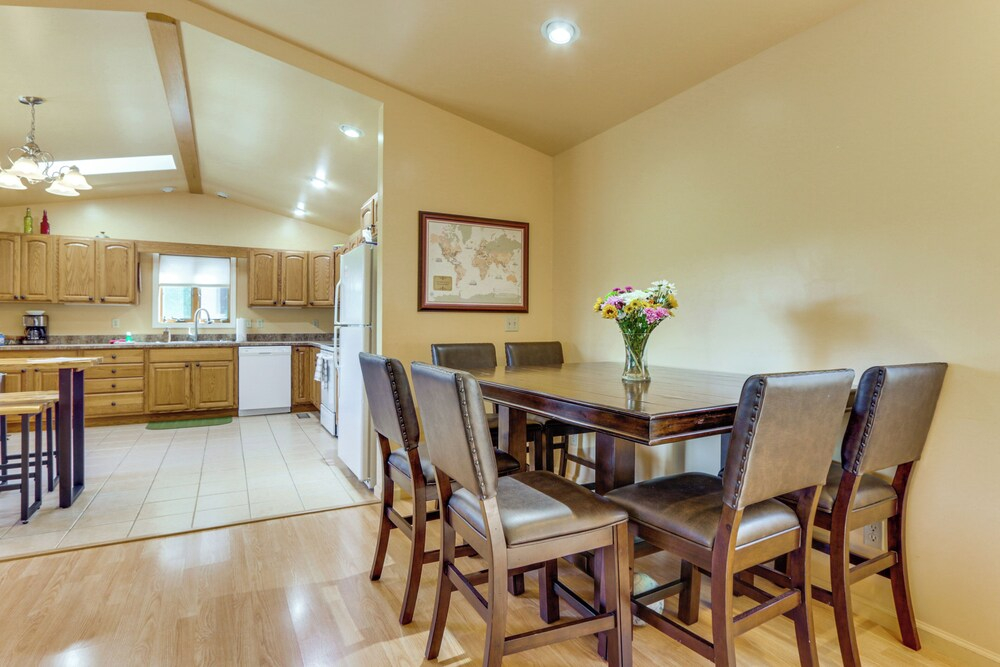 Deep Creek Lake Townhome w/ Deck & Water Views