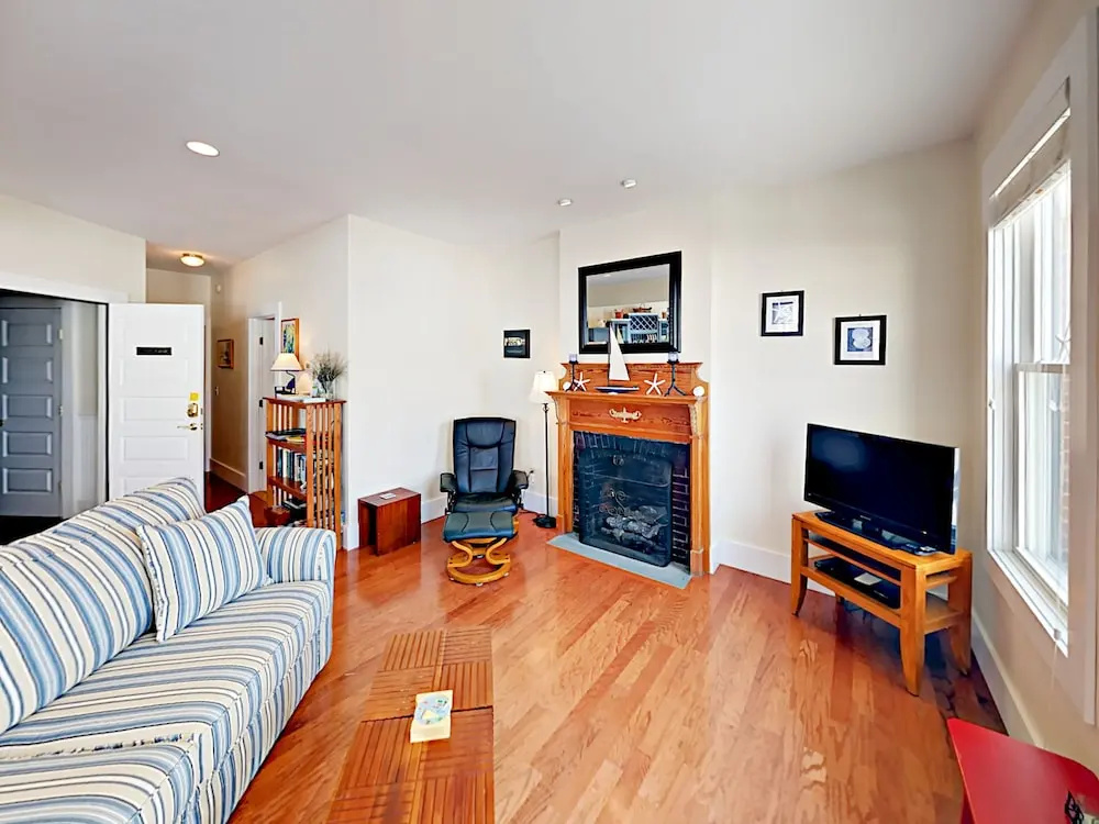 Downtown Boothbay Harbor Apartment by RedAwning
