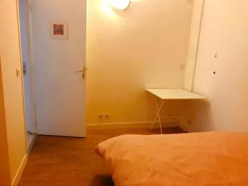 A Simple Bedroom In A Shared Apartment 20 Min To Paris Center