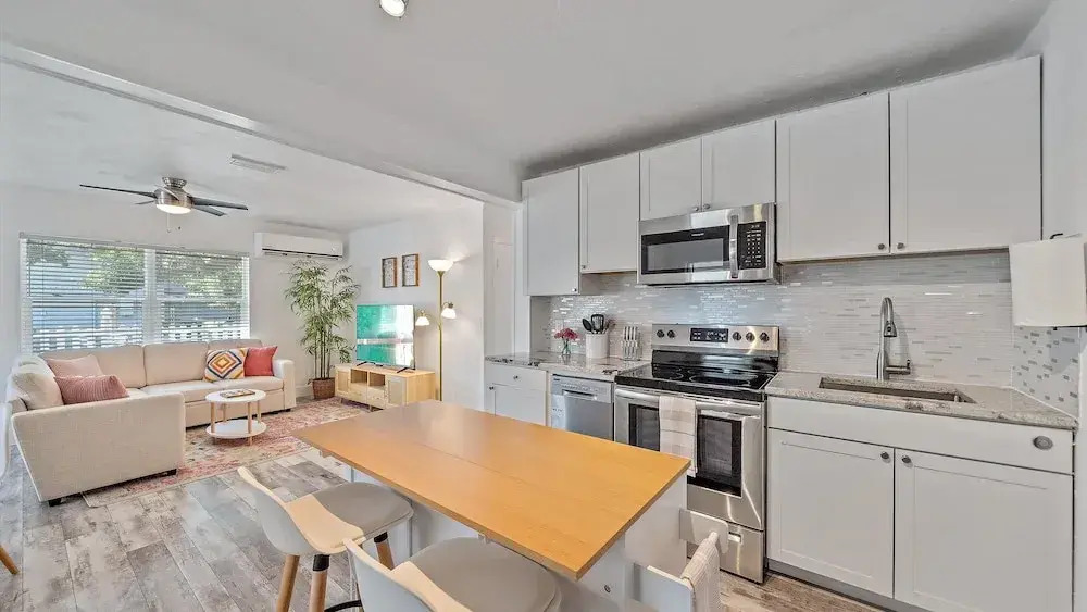 Urban Nest On 8th 4 Bedroom Home