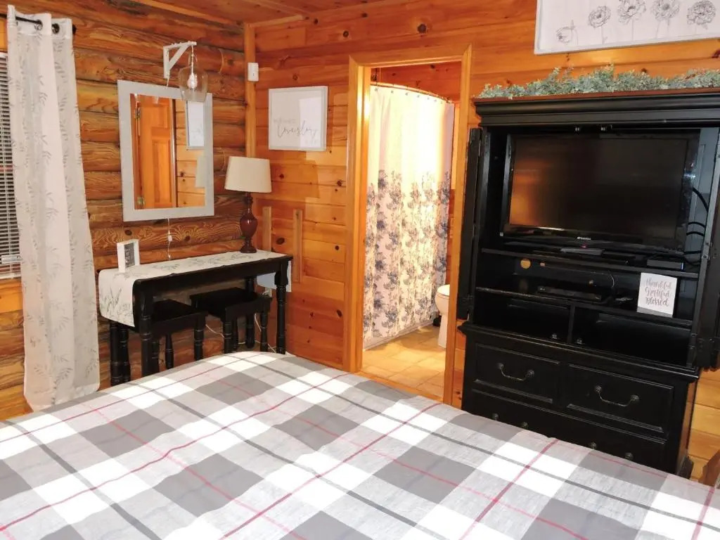 5 min to Dollywood, great location, excellent parking, hot tub, pool table
