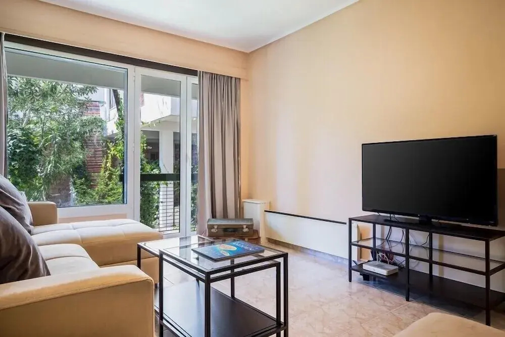 Sunny apartment with 2 bedrooms and Garden