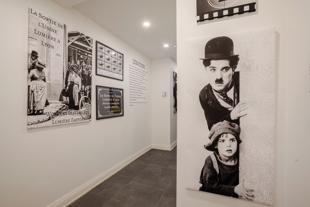Theatre Hotel by Lodgo