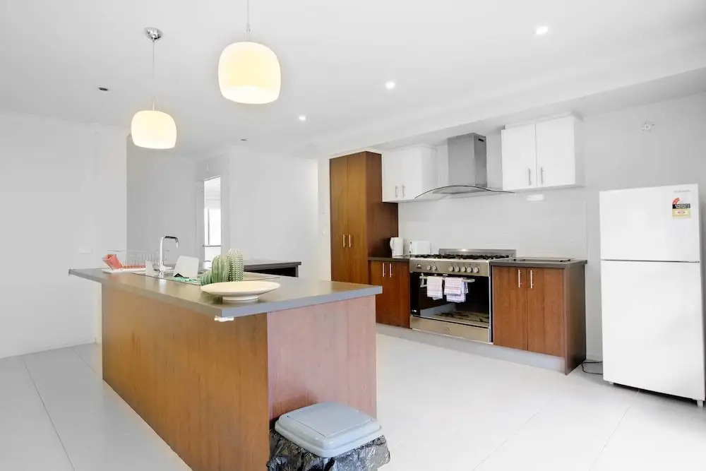 Lightful Charming House With Free Parking