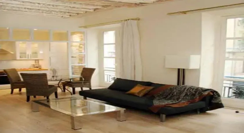 Large Marais Studio (321)