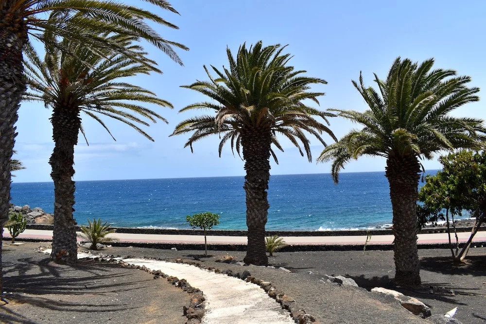 Sunny Bungalow in front of sea