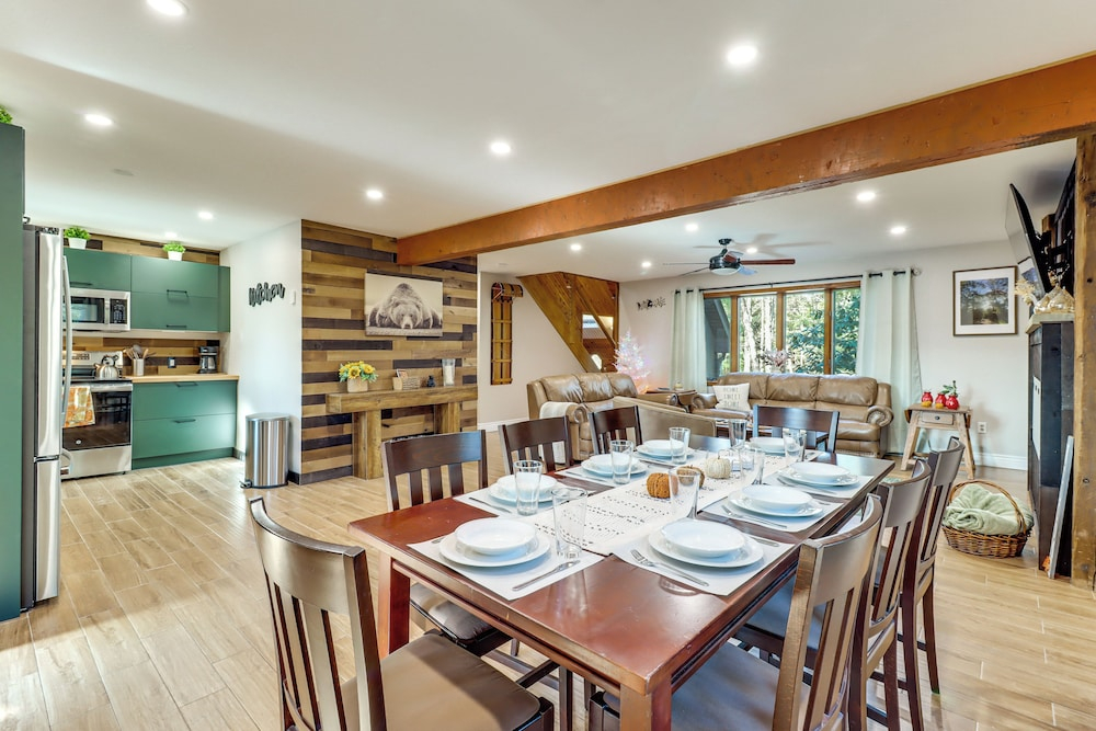 5 Mi to Jack Frost Skiing: Walkable Family Home