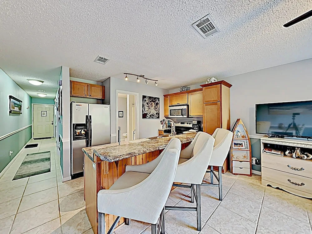 Modern Beachside Gem W/ 2 On-site Pools & Hot Tub 1 Bedroom Condo