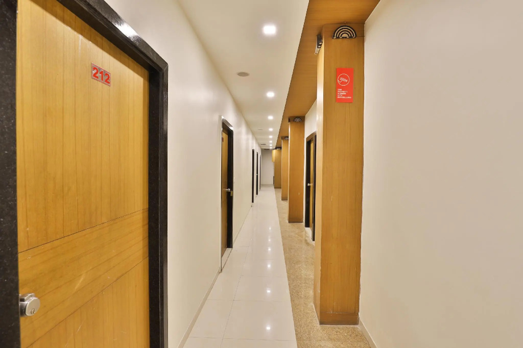 OYO Collection O 11610 Hotel Shreenath