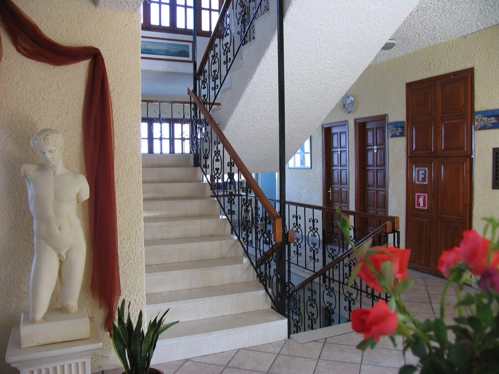 Cavos Bay Hotel & Studios