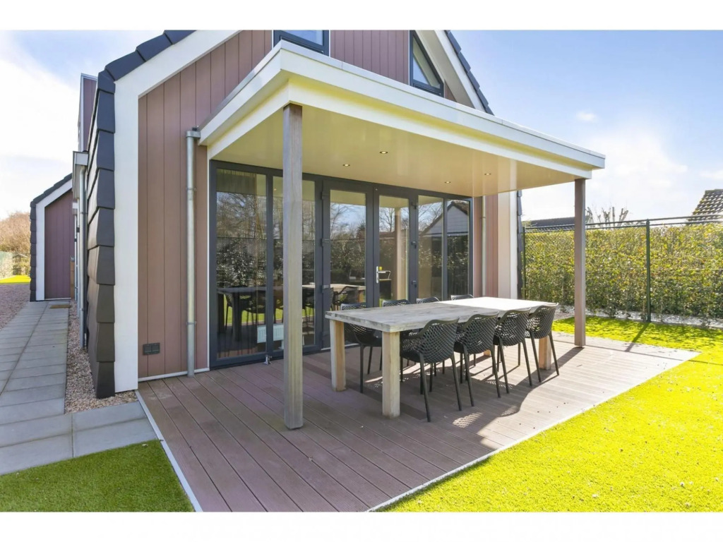 Beautiful villa 2 minutes from the beach with a spacious garden and veranda