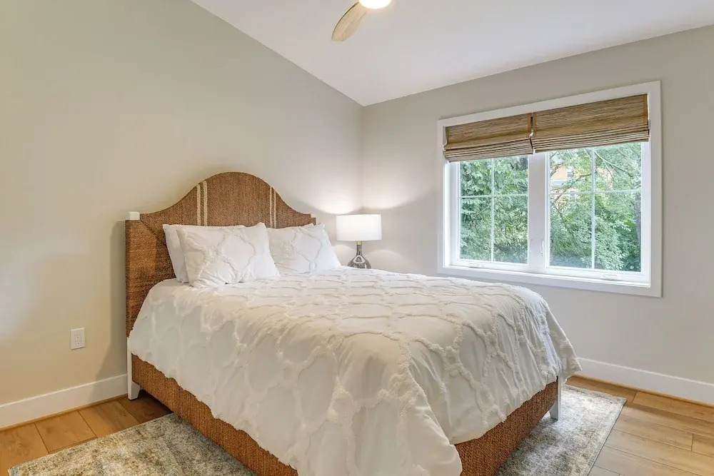1 Block to Usna Stadium: Modern Annapolis Home!
