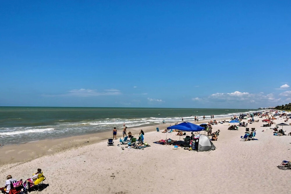 Poolside Fun, Ocean Strolls! Naples Beach Getaway
