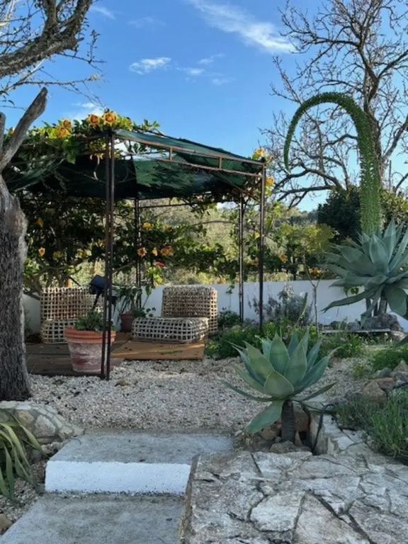 Inviting 4-bed Villa in Guia