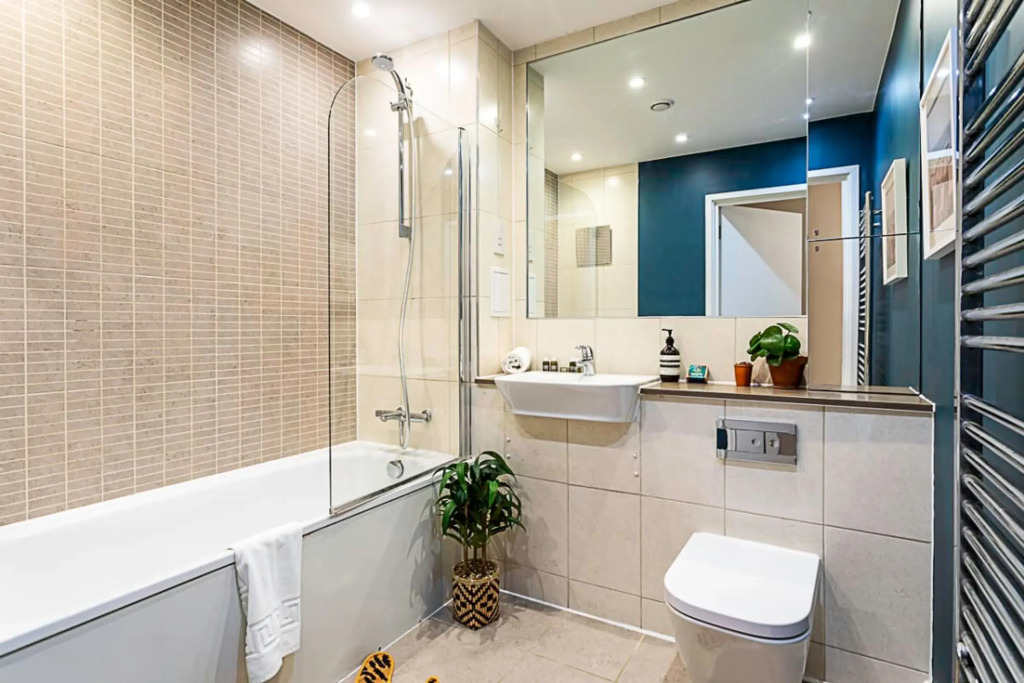 NEH - Vibrant and Modern Apartment With Canal View