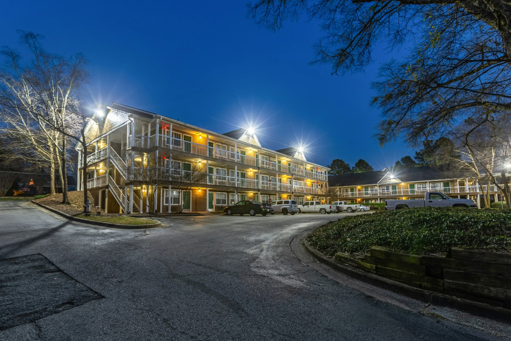 HomeTowne Studios by Red Roof Atlanta - Norcross Downtown