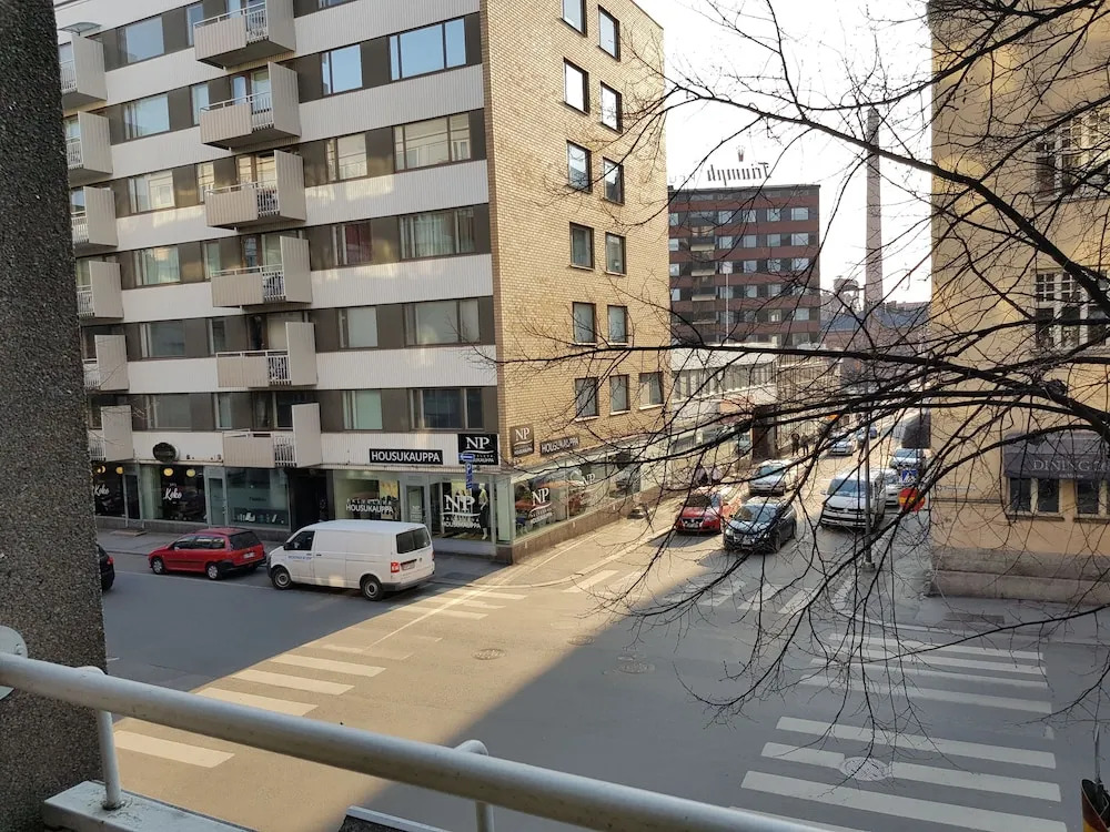 Spacious Downtown Apt with Balcony that Hosts 10