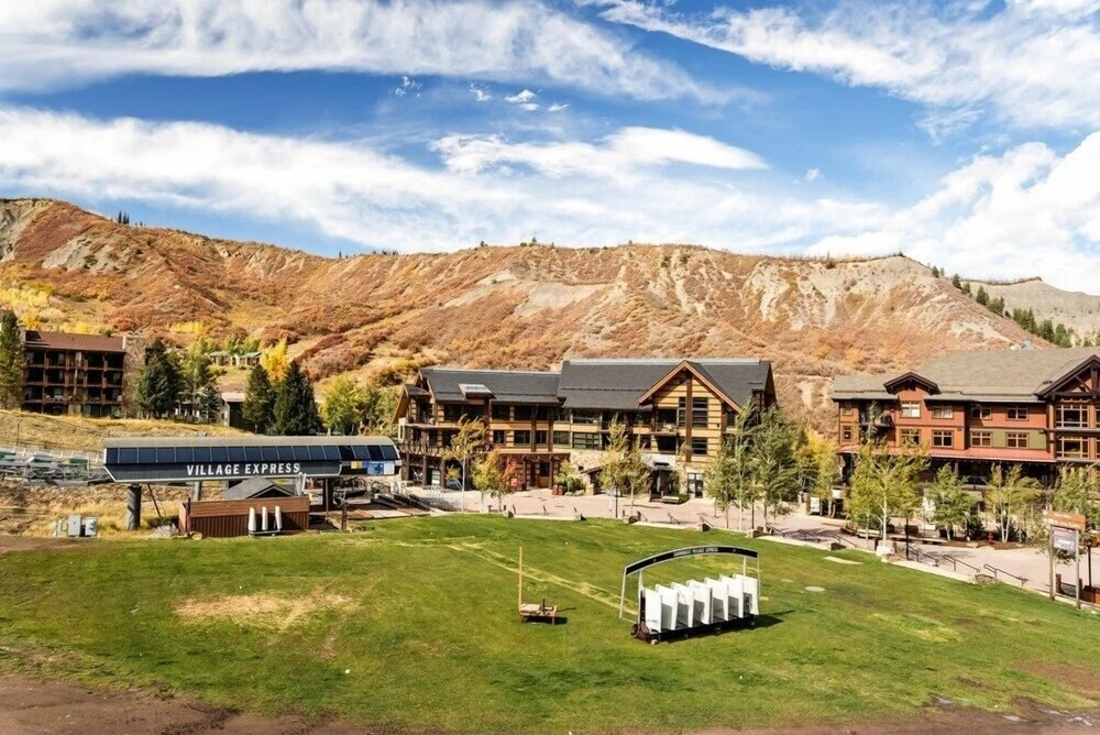 Snowmass 2BR Getaway Pool, Hot Tub & Ski Access - D2 by RedAwning