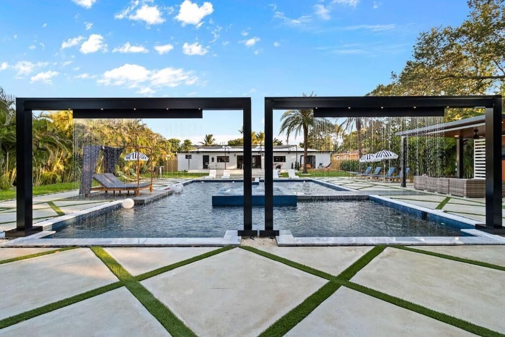 Epic Treehouse Villa - Pool - Jacuzzi - Pickleball