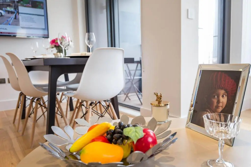 Portobello Apt with Floor-to-Ceiling Views