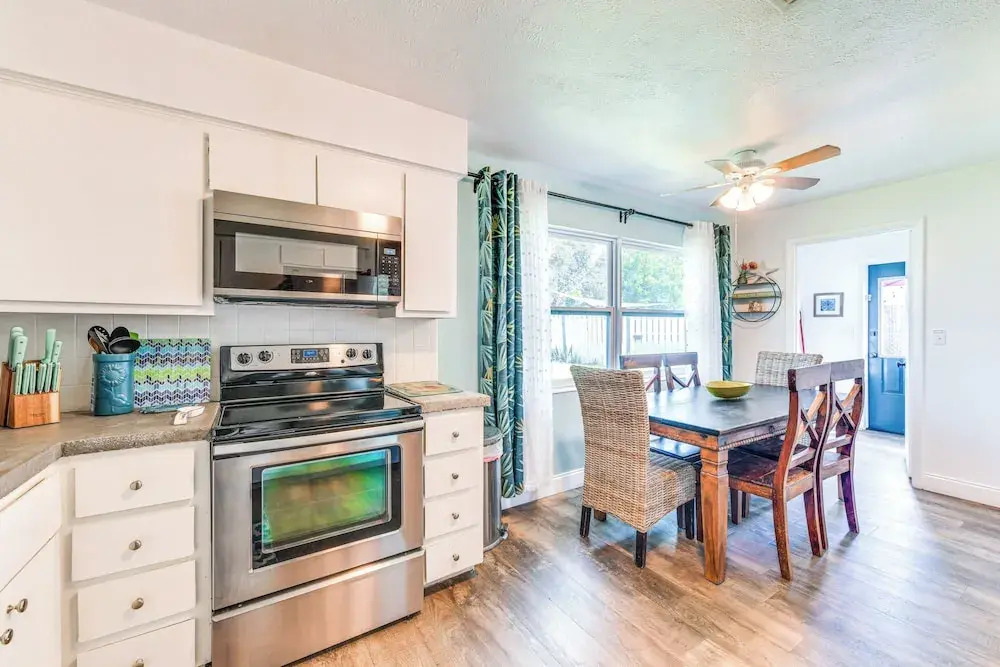 Backyard Hangouts: Bradenton Home Near Dining!