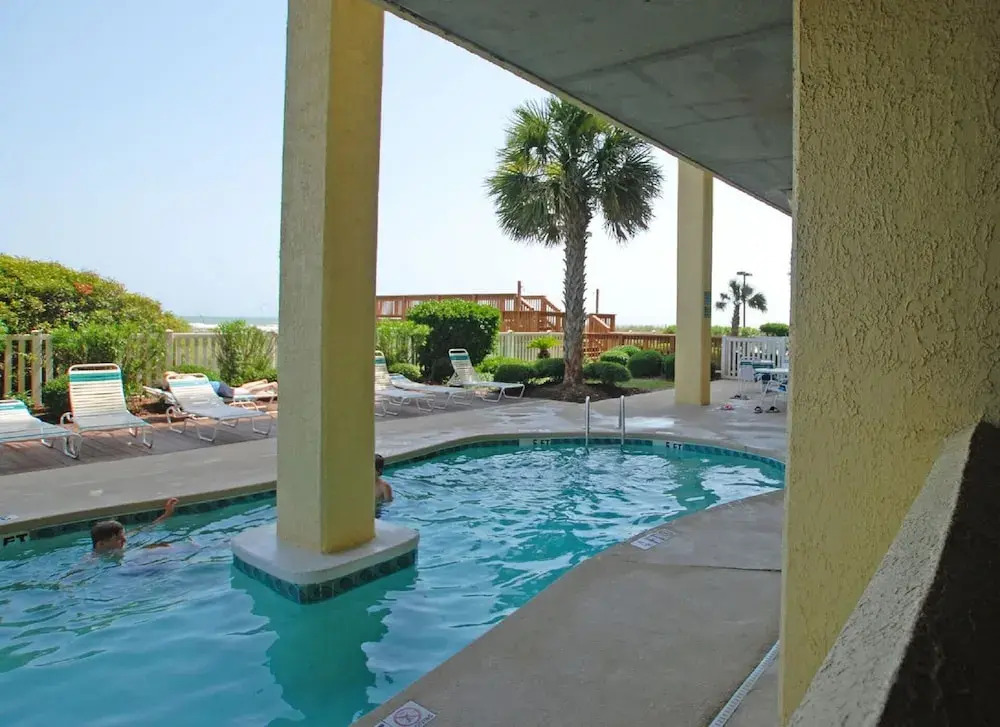 Sunrise Pointe 11f 3 Bedroom Condo by RedAwning