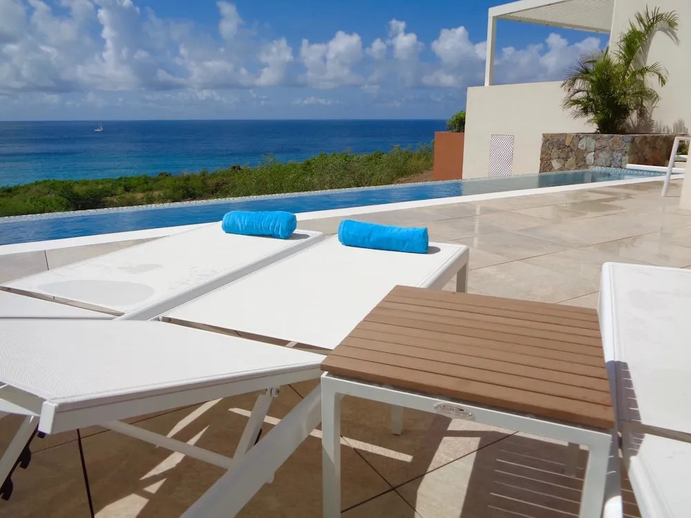 Modern Ocean View Villa, Huge Lap Pool, AC, Free Wifi, Sat TV, Beach Access
