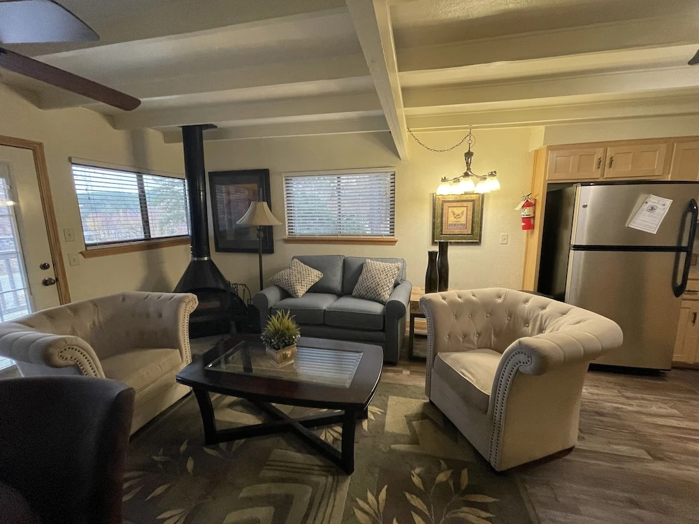 C1 - Mountain Harbor Lodge cottage on Lake Ouachita