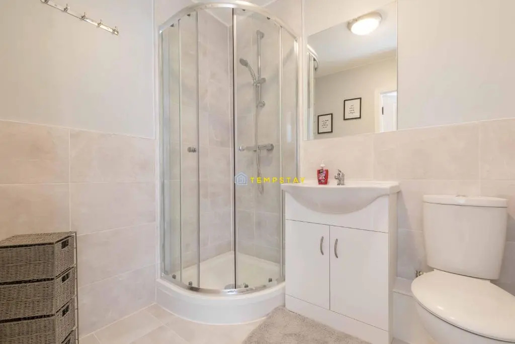 1 Bed Corporate stay-WALK TO STATION-LONDON 18 MIN