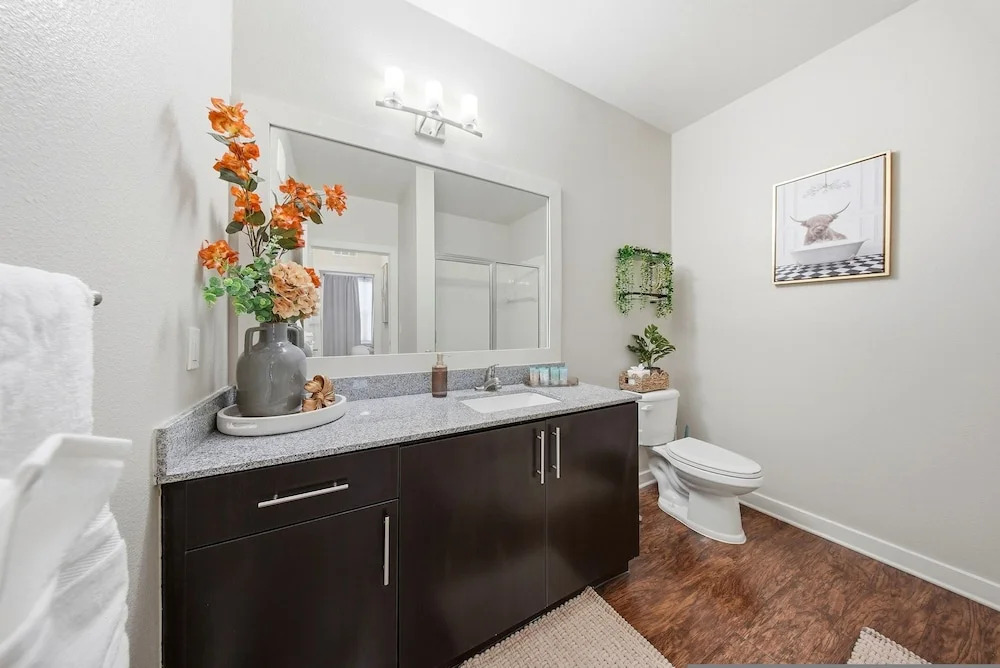 Modern 2BR w Pool Pet-friendly Unit 21