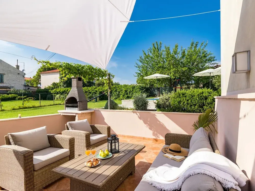 Apartment With Private Pool in Pula