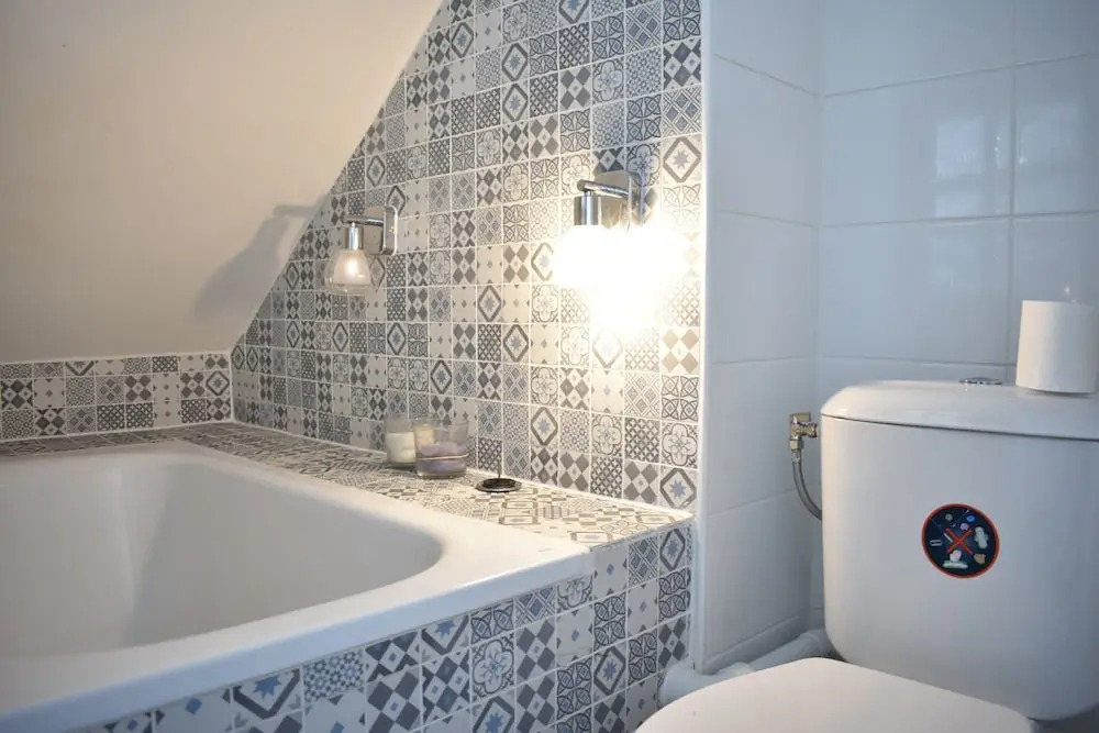 Cosy Renovated 1 Bedroom Apartment in 10th